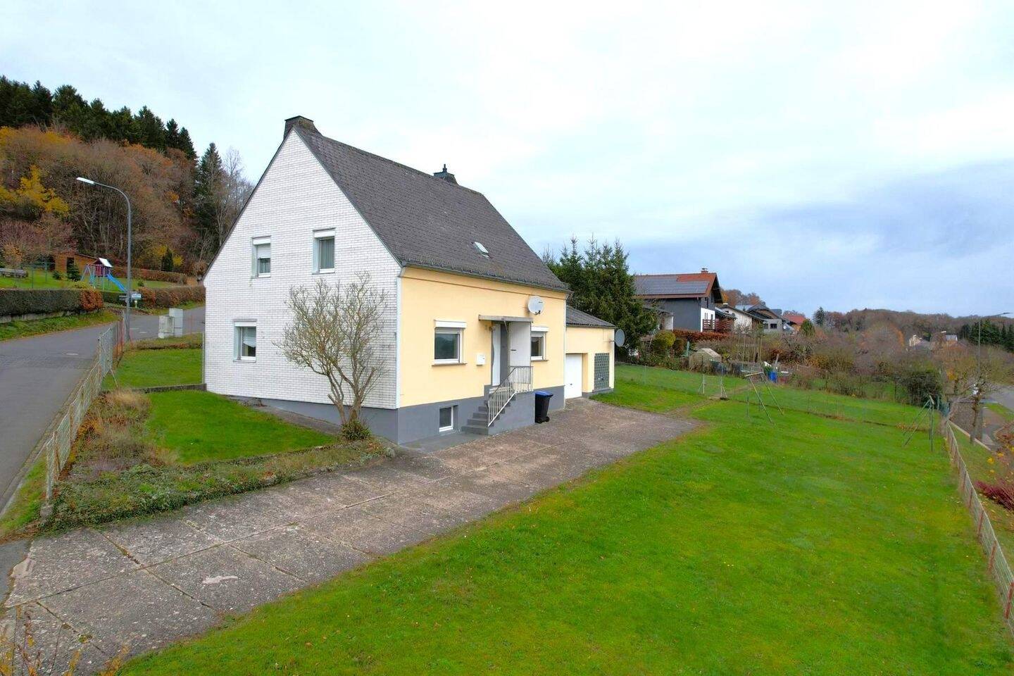 Thumbnail-Ruhig gelegenes, freistehendes Einfamilienhaus mit Garage, Garten und herrlicher Aussicht in Feusdorf
