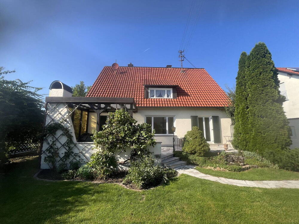 Thumbnail-Von privat: Freistehendes Ein-Zweifamilienhaus mit großen Garten