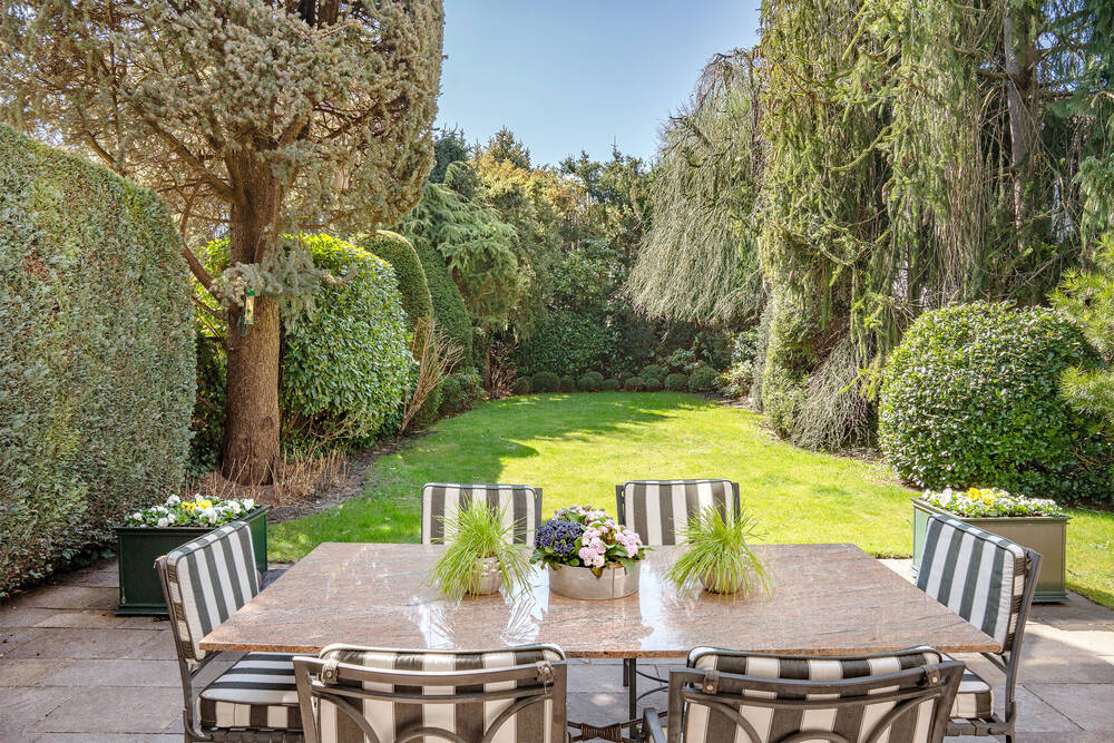 Idyllische Südterrasse mit Blick in den herrlichen Garten