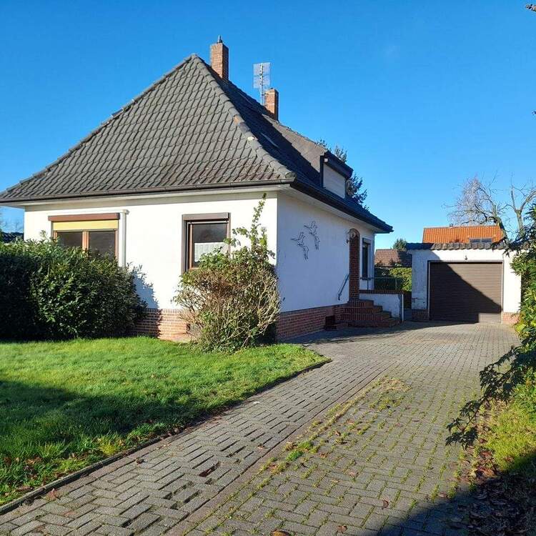 Thumbnail-Einfamilienhaus mit großem Potenzial in Toplage in Brake!