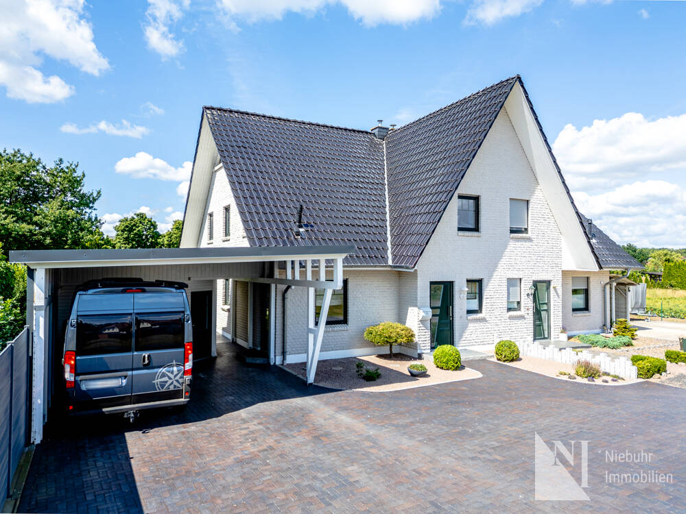 Hauseingangsansicht mit Doppel-Carport