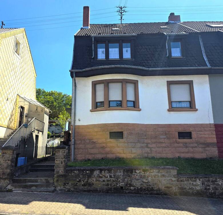 Thumbnail-Altbau-Charme neu entdecken - Haushälfte mit Raum für Ideen. Historischer Charakter trifft auf großes Potenzial.