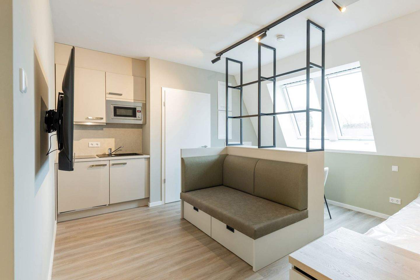 Thumbnail-Möbliertes Dachgeschoss-Apartment mit Kochnische