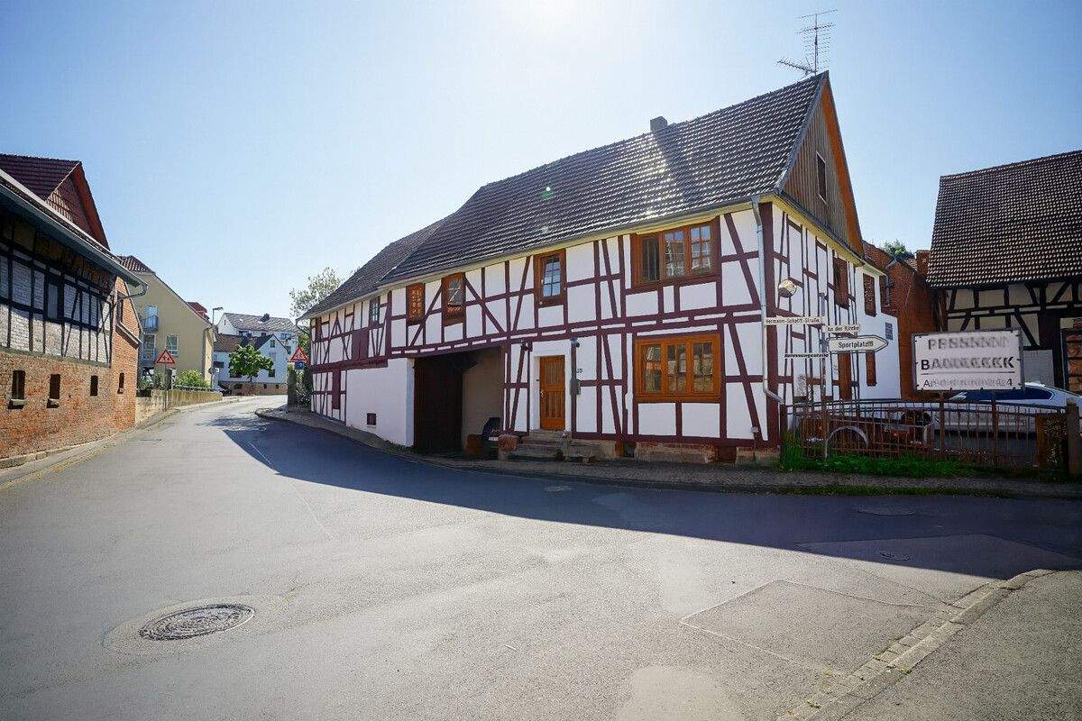 Thumbnail-HISTORISCHER DREISEITHOF AN DER BAUNA SUCHT NEUEN EIGENTÜMER