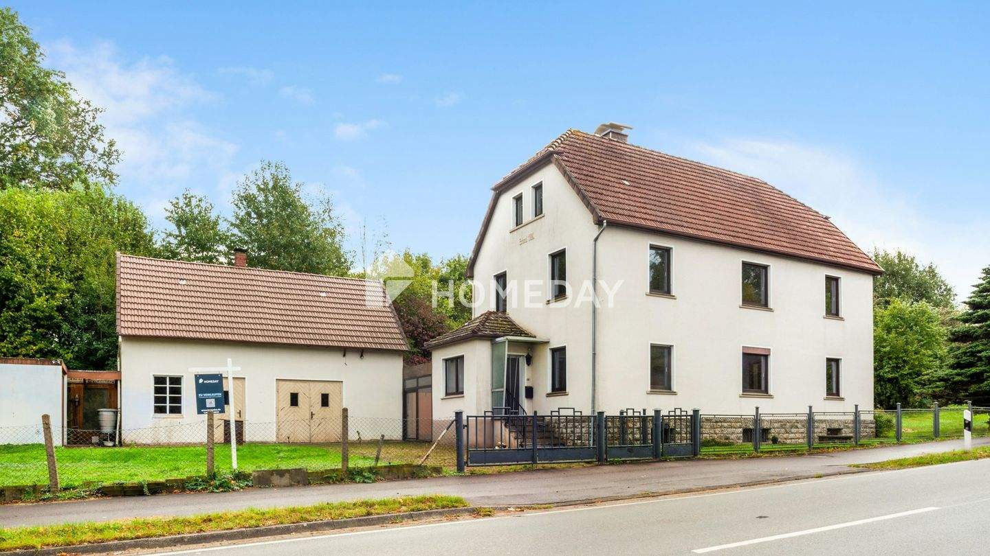 Thumbnail-Charmantes Zweifamilienhaus mit großem Grundstück in ruhiger Lage