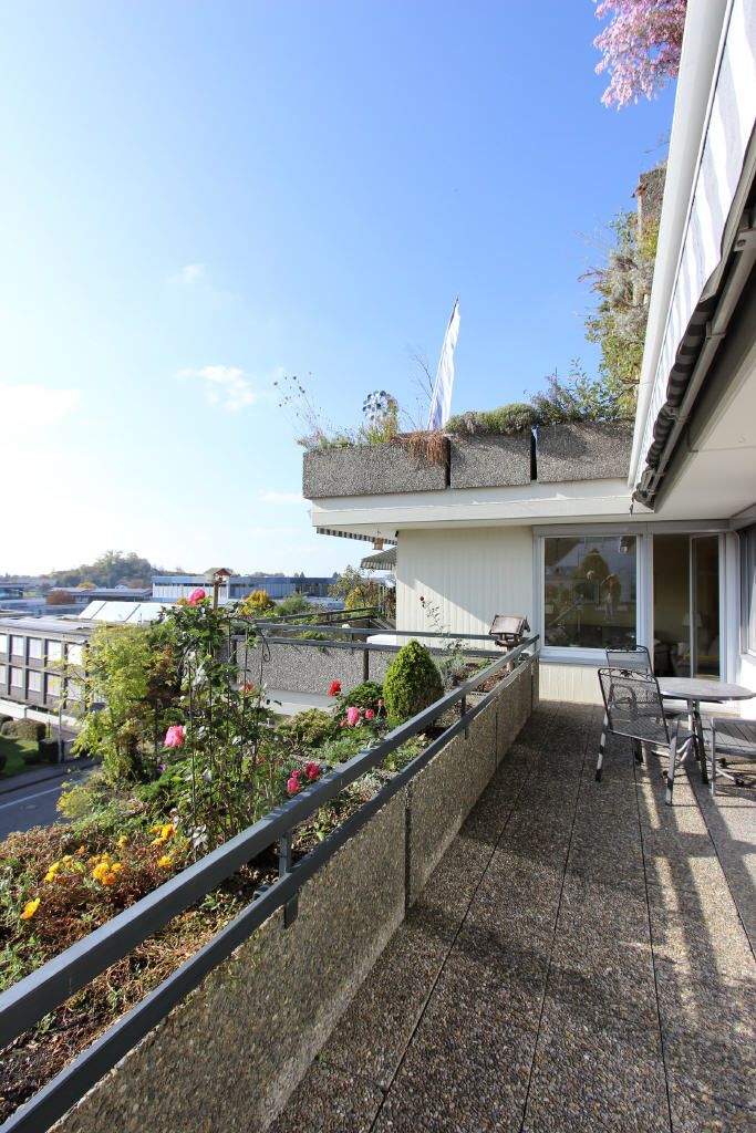 Thumbnail-Große 4,5 Zimmer Wohnung in sonniger, ruhiger Lage mit Bergblick