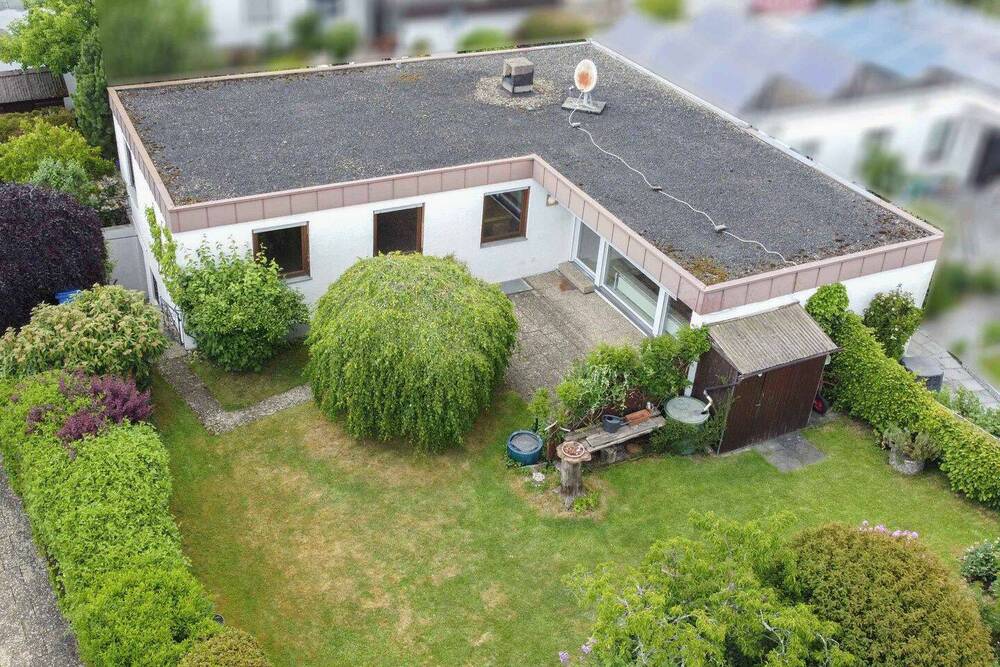 Hausansicht mit Grundstück