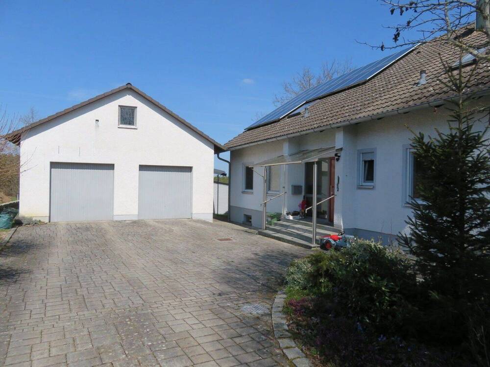 Thumbnail-Attraktives Einfamilienhaus mit ELW, großem Grundstück und traumhafter Aussicht in Illschwang