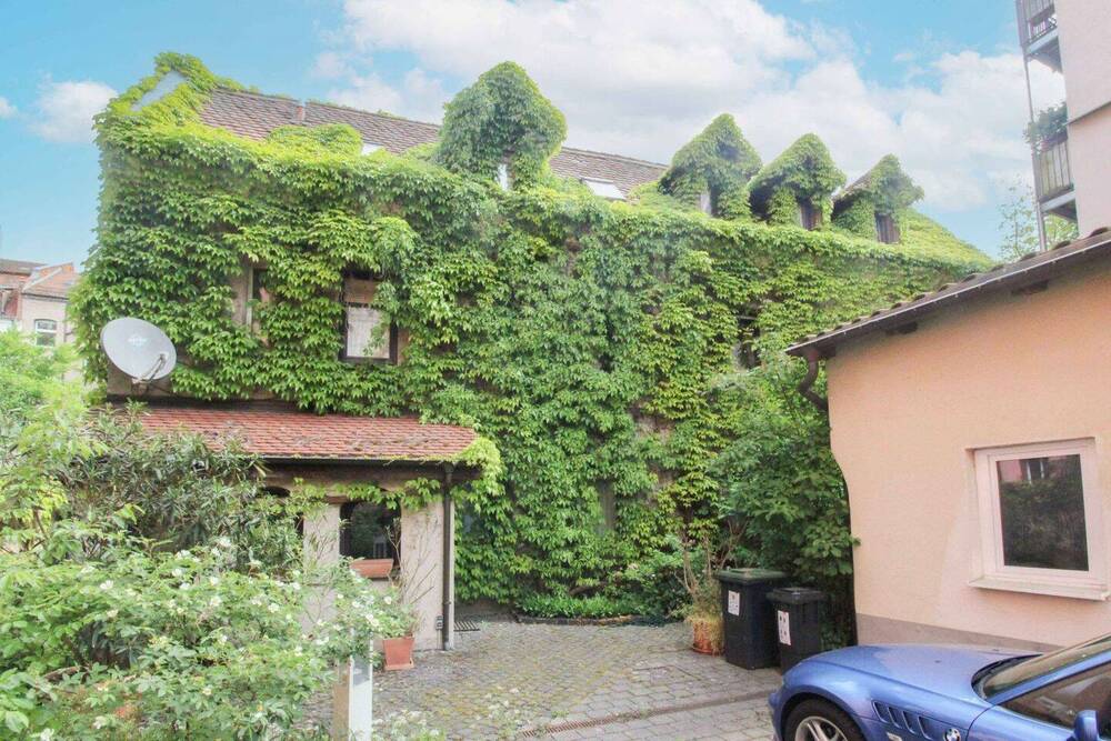 Haus Frontansicht und Hof