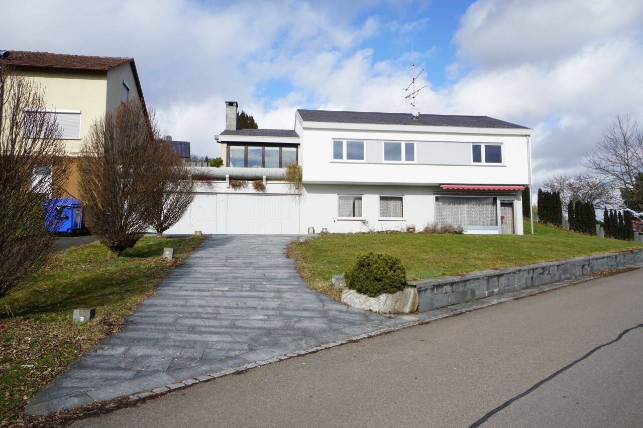 Thumbnail-Freistehendes, geräumiges Einfamilienhaus mit 2 Garagen und PKW-Stellplatz