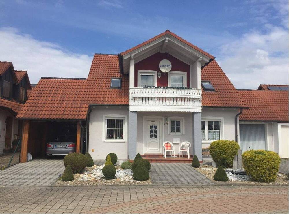 Thumbnail-Schönes Einfamilienhaus mit Carport und Garage