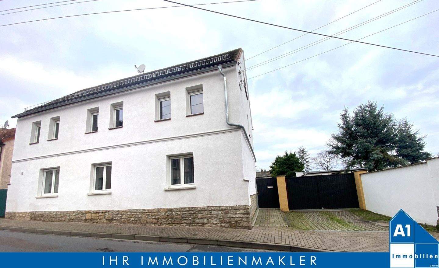 Thumbnail-Großzügiges Zweifamilienhaus mit Nebengelass, Garagen und weitläufigem Garten in Milzau