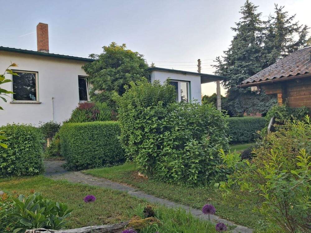 Thumbnail-Massives Einfamilienhaus mit großem Holzblockhaus in Gohrau