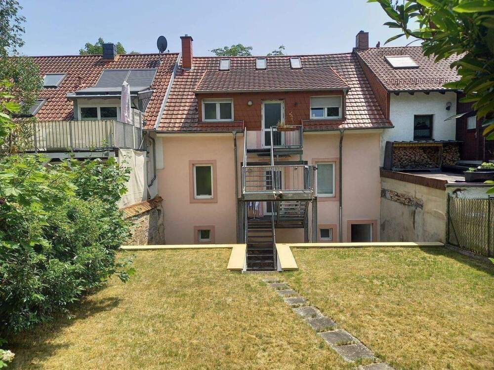 Thumbnail-Top Zweifamilienhaus (2 Wohnungen mit 2 Eingängen) Terrasse, Balkone, großer Garten mit Gartenhaus und Garage mit Zugang zum Haus, in St. Ingbert-SÜD