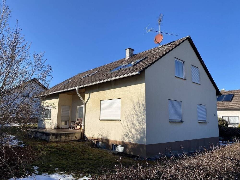 Thumbnail-Zweifamilienhaus mit 4 + 5 Zimmerwohnung in 78579 Neuhausen