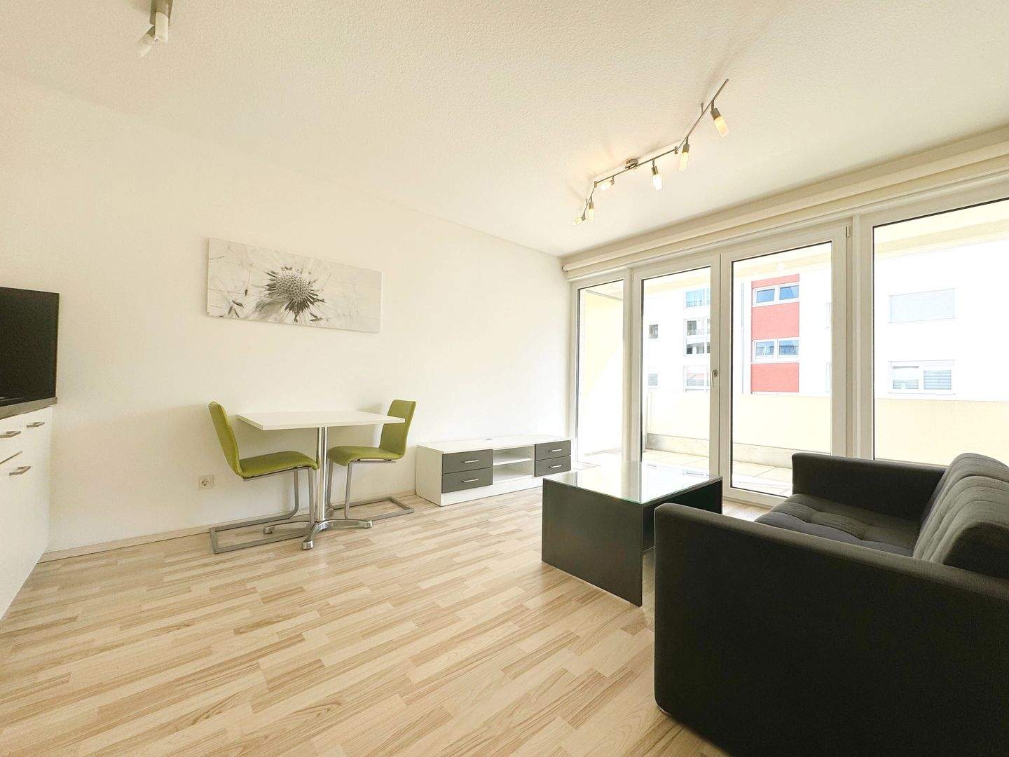 AWohnzimmer mit Balkon.jpg