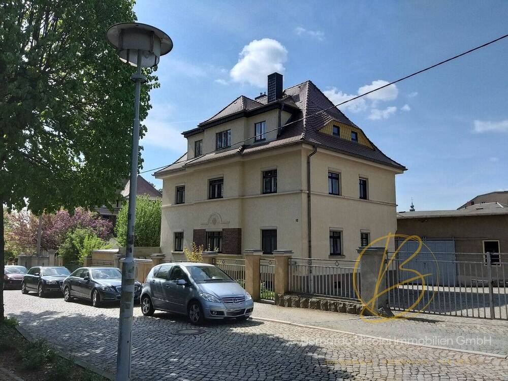 Thumbnail-Attraktives Mehrfamilienhaus mit großem Innenhof und Nebengebäuden