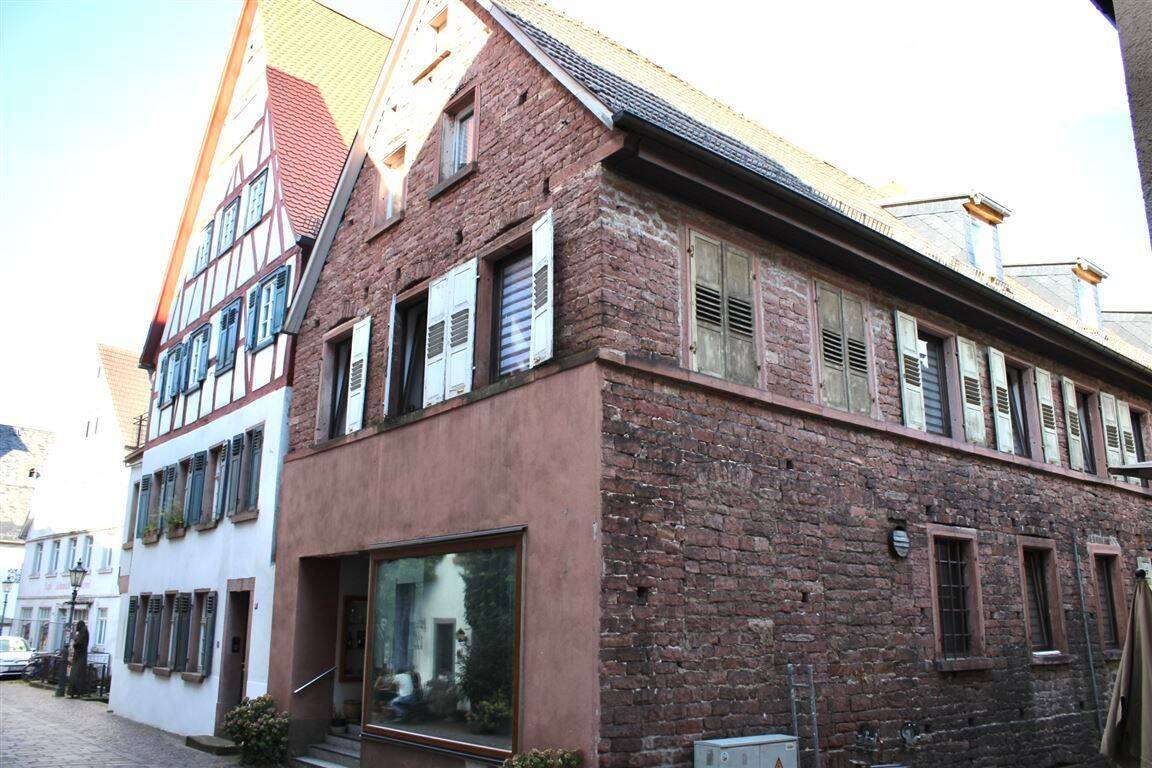 Hausansicht mit Ladenfläche im EG