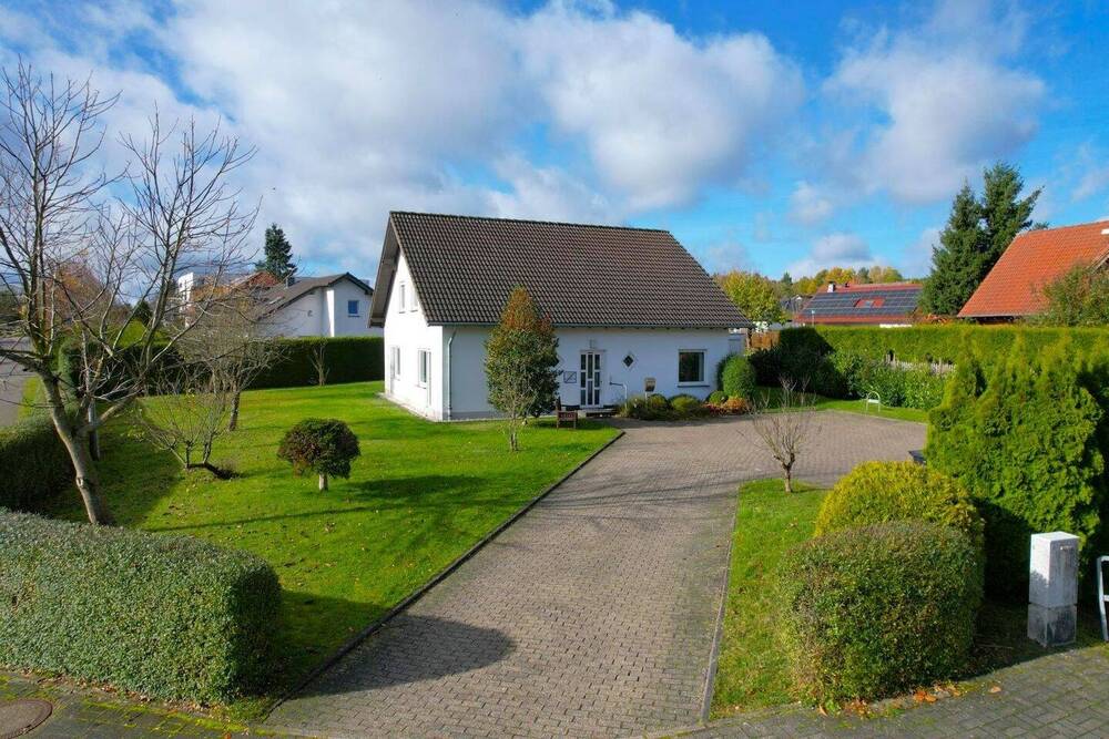 Thumbnail-RESERVIERT Freistehendes Haus (ehemalige Arztpraxis mit Wohneinheit) auf schönem Grundstück mit Parkplätzen und Garage in Darscheid RESERVIERT