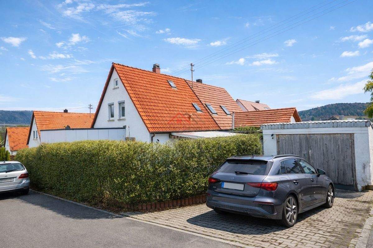 Thumbnail-Charmante Doppelhaushälfte mit Garage und Garten in Tuttlingen- Nendingen!