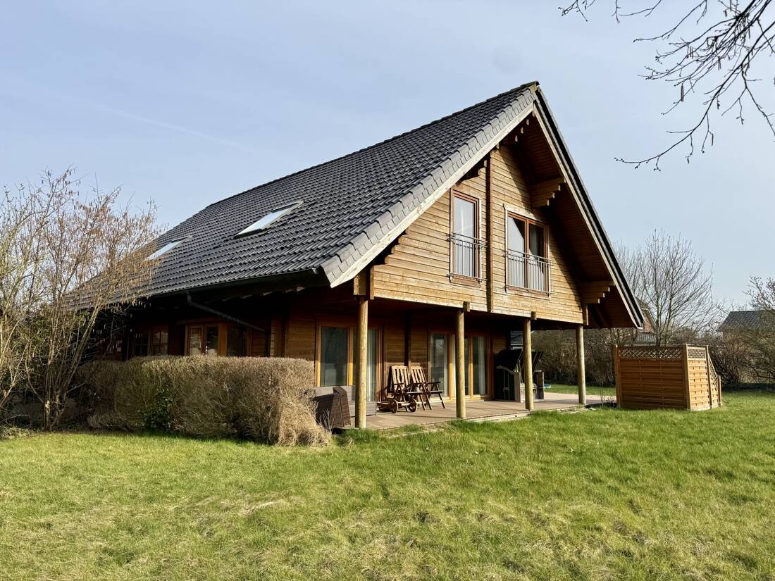 Thumbnail-Exklusives Holz-Einfamilienhaus mit großzügiger Terrasse, traumhaftem Garten und Pool in bester Lage