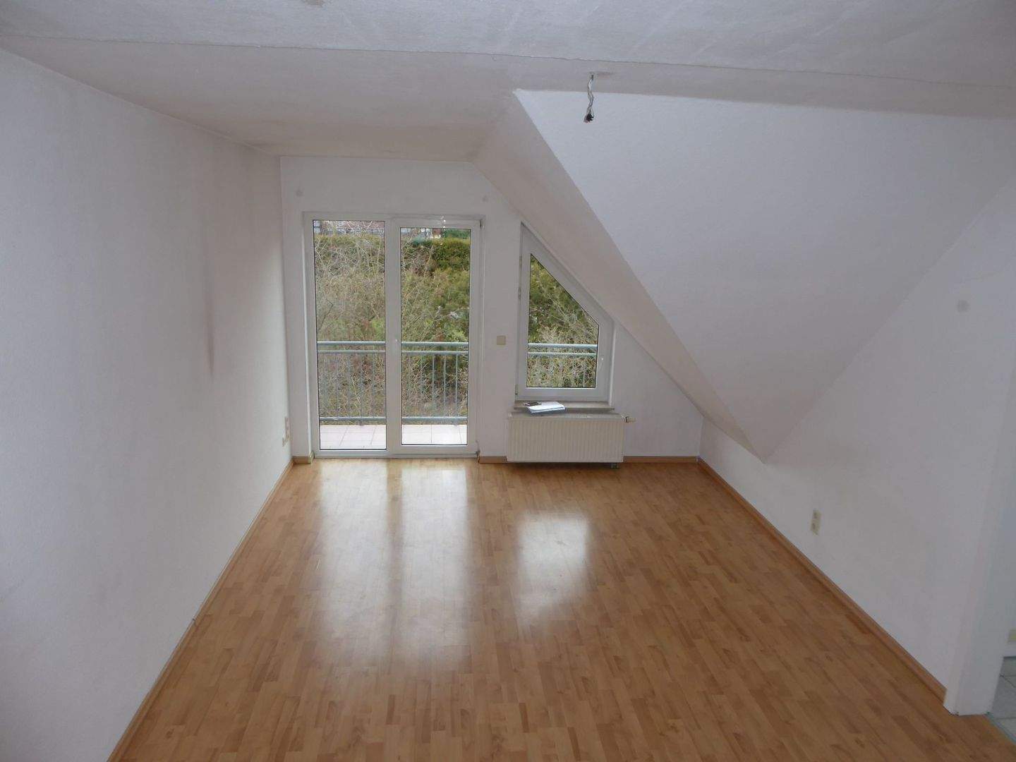 Thumbnail-Schöne 4-Zimmer-Dachgeschosswohnung über 2 Etagen mit Balkon in schöner und ruhiger Wohnlage von Rudolstadt zu vermieten
