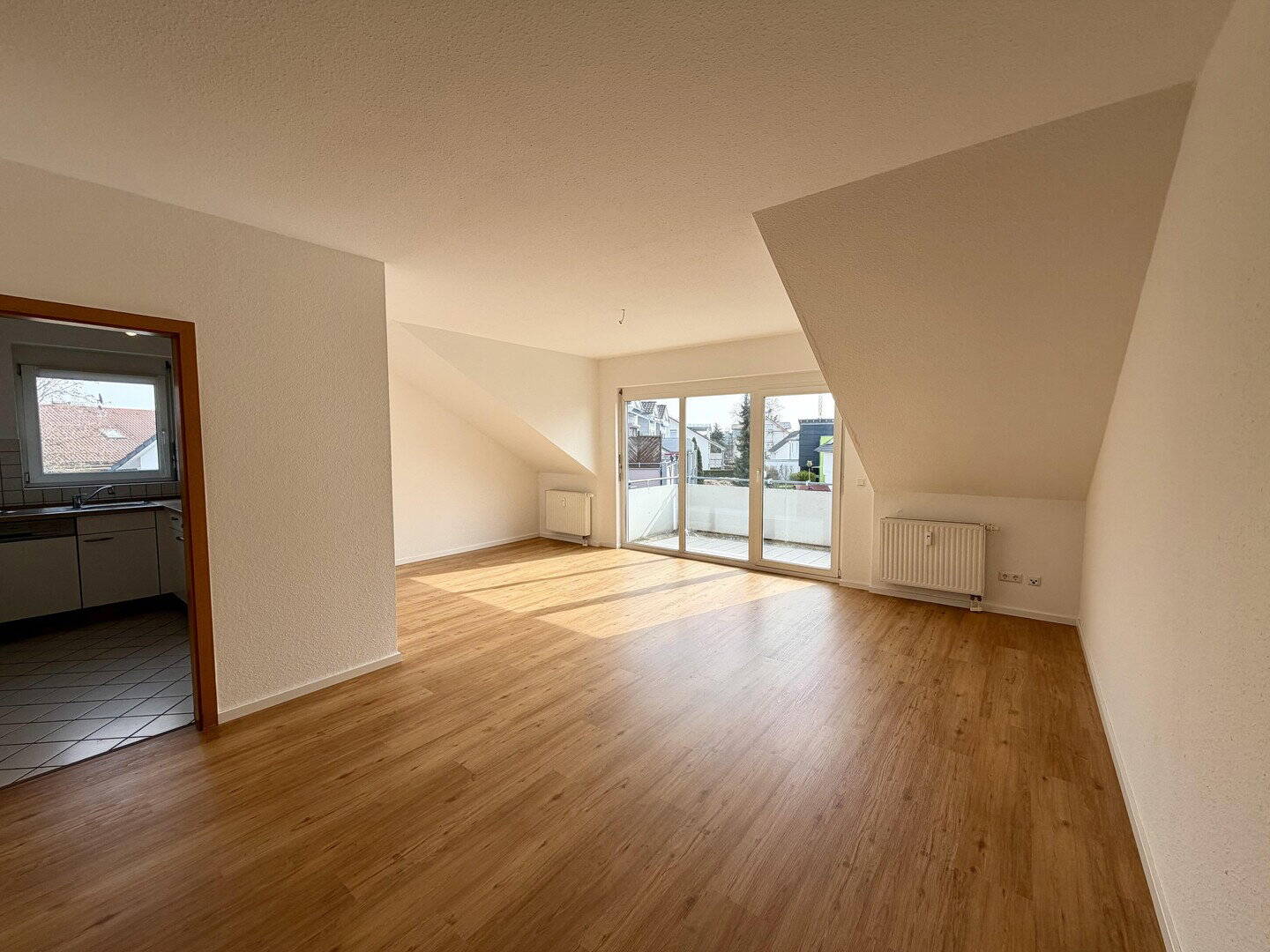 Thumbnail-Frisch renovierte 2,5-Zi.-DG-Wohnung mit Balkon & 2 Stellplätzen - provisionsfrei