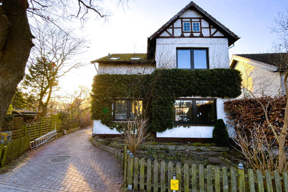 Thumbnail-Historisches Lokstedter Haus auf 1364 m² Grundstück! Dornröschen möchte aus dem Schlaf geweckt werden!