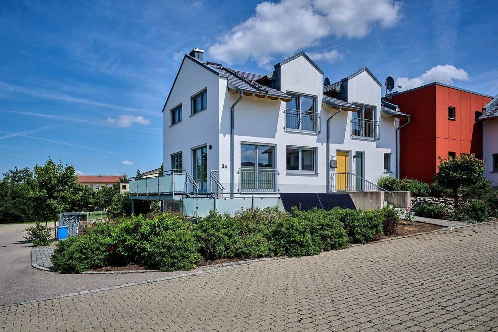 Thumbnail-Familienfreundlich wohnen in Leiblfing: Lichtdurchflutetes Reihenendhaus mit Balkon und Garage