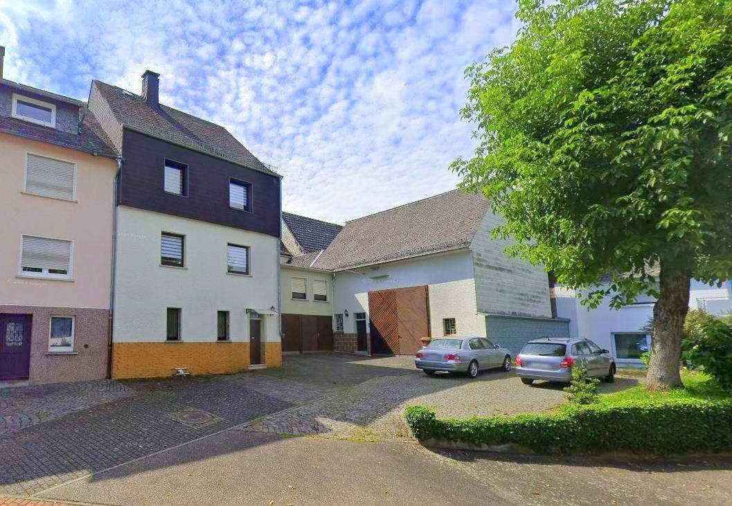 Thumbnail-Modernisiertes Einfamilienhaus mit Nebengebäuden im Herzen von Berzhahn