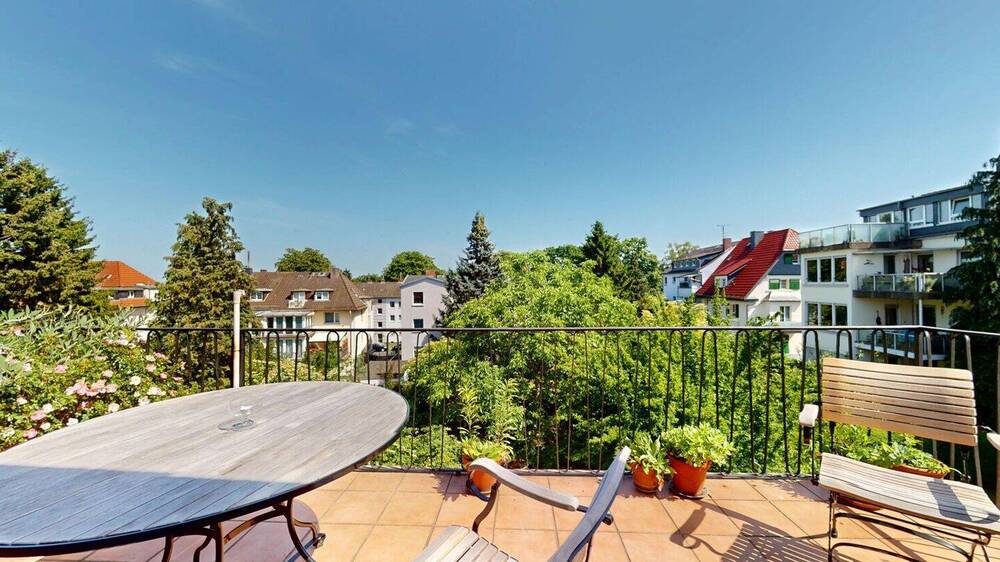 Thumbnail-Modernisierte Drei-Zimmer-Altbauwohnung mit Stuck, Balkon und Blick ins Grüne