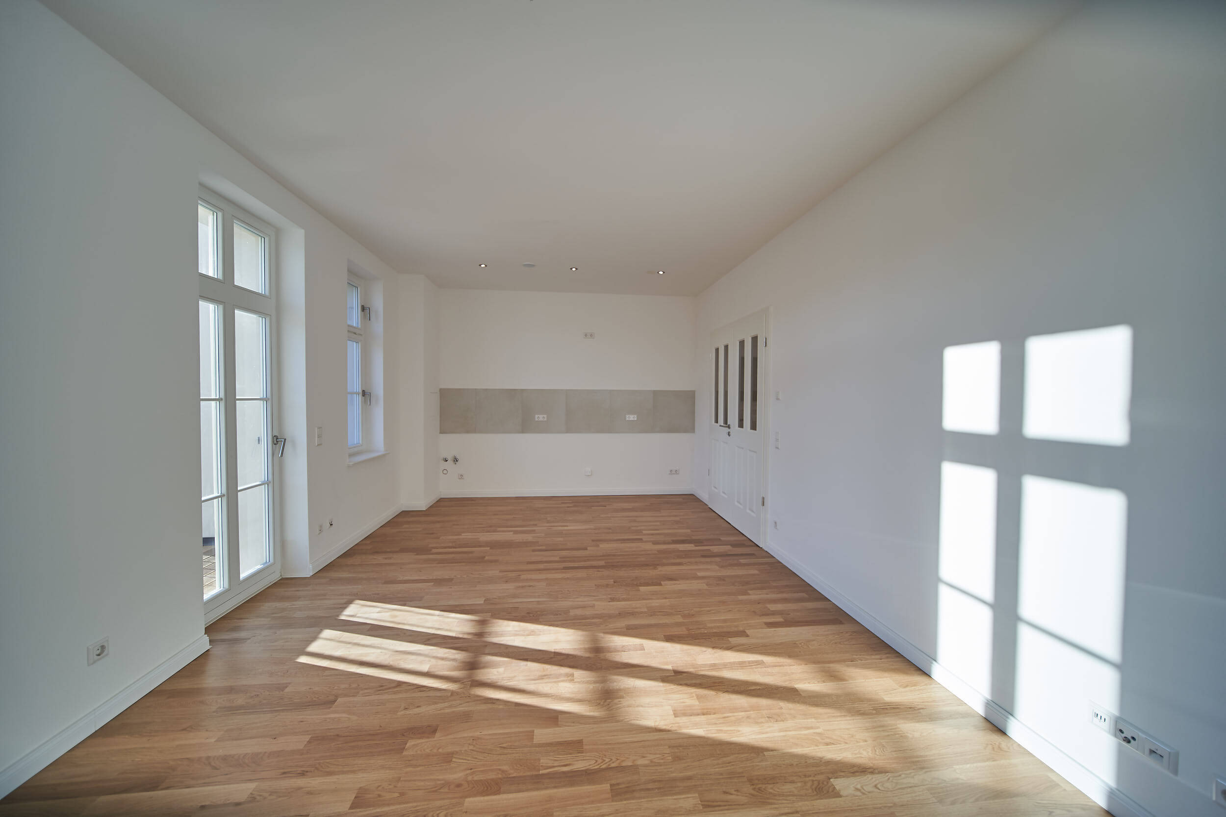 Thumbnail-++Topsanierter Erstbezug++ 2-Raum-Wohnung mit Balkon, Wohnküche, Parkettfußboden, hochwertiges Duschbad, Abstellkammer im Flur
