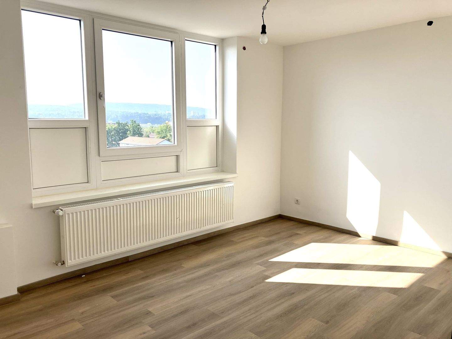 Thumbnail-KL-Ost - Komplett renovierte 2-Zimmerwohnung mit PKW-Stellplatz