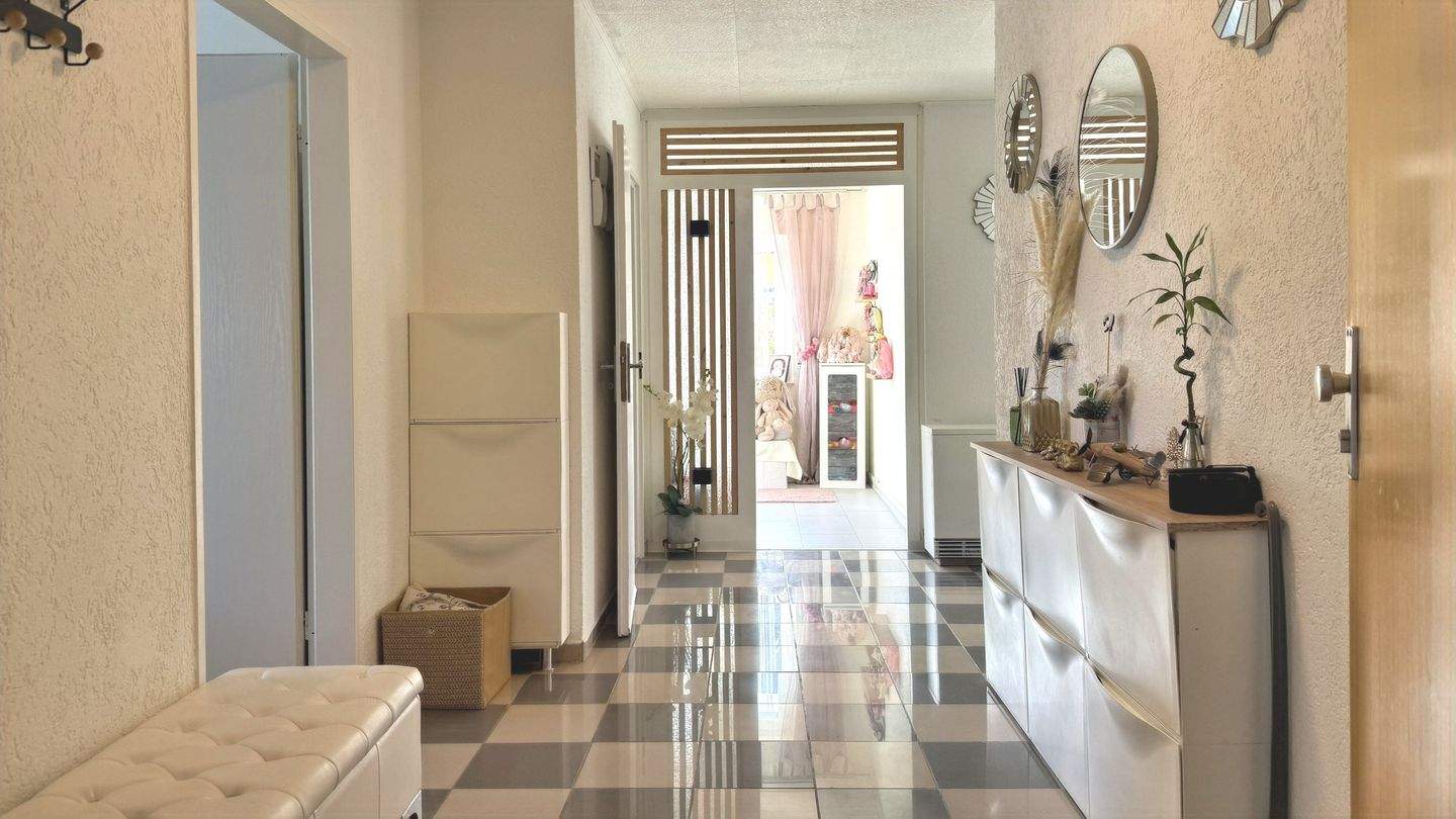 Thumbnail-Helle, top gepflegte 3,5-Zimmer-Wohnung mit Balkon und Garage