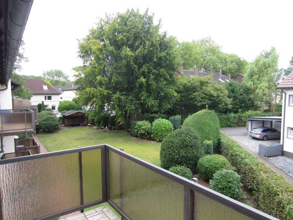 BLICK VOM BALKON ZUM GARTEN
