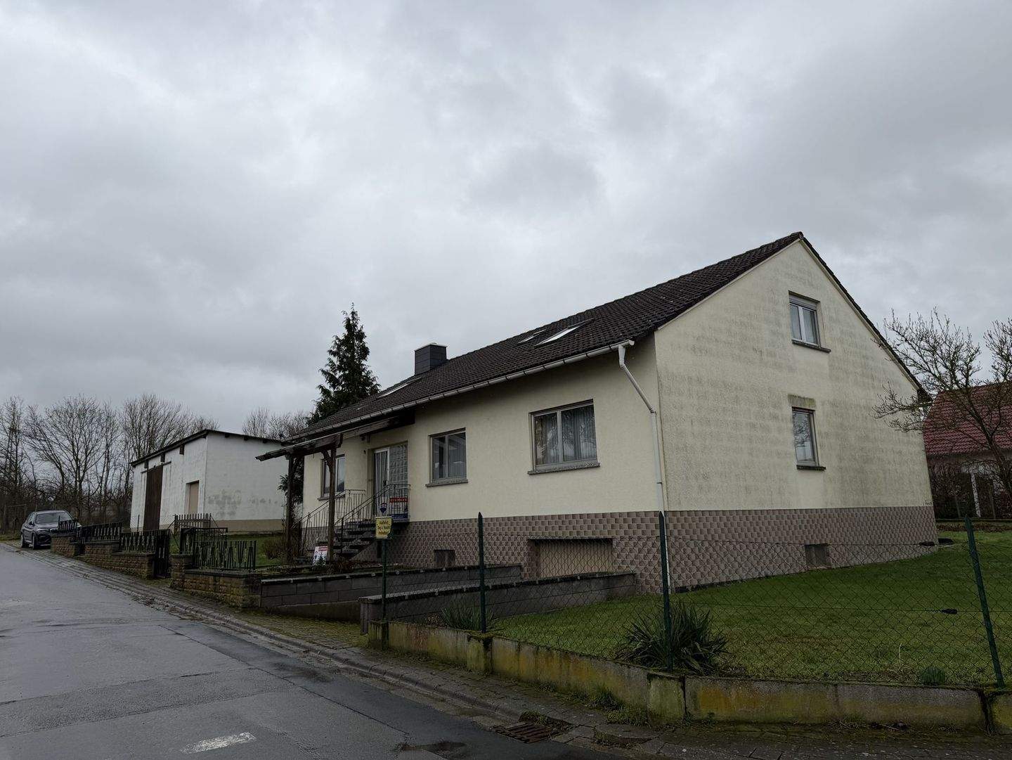 Thumbnail-*€ 36.000,-- Jahresnettomiete möglich*Einfamilienhaus (umbaubar in 2-FH) mit mit zusätzlicher Halle*