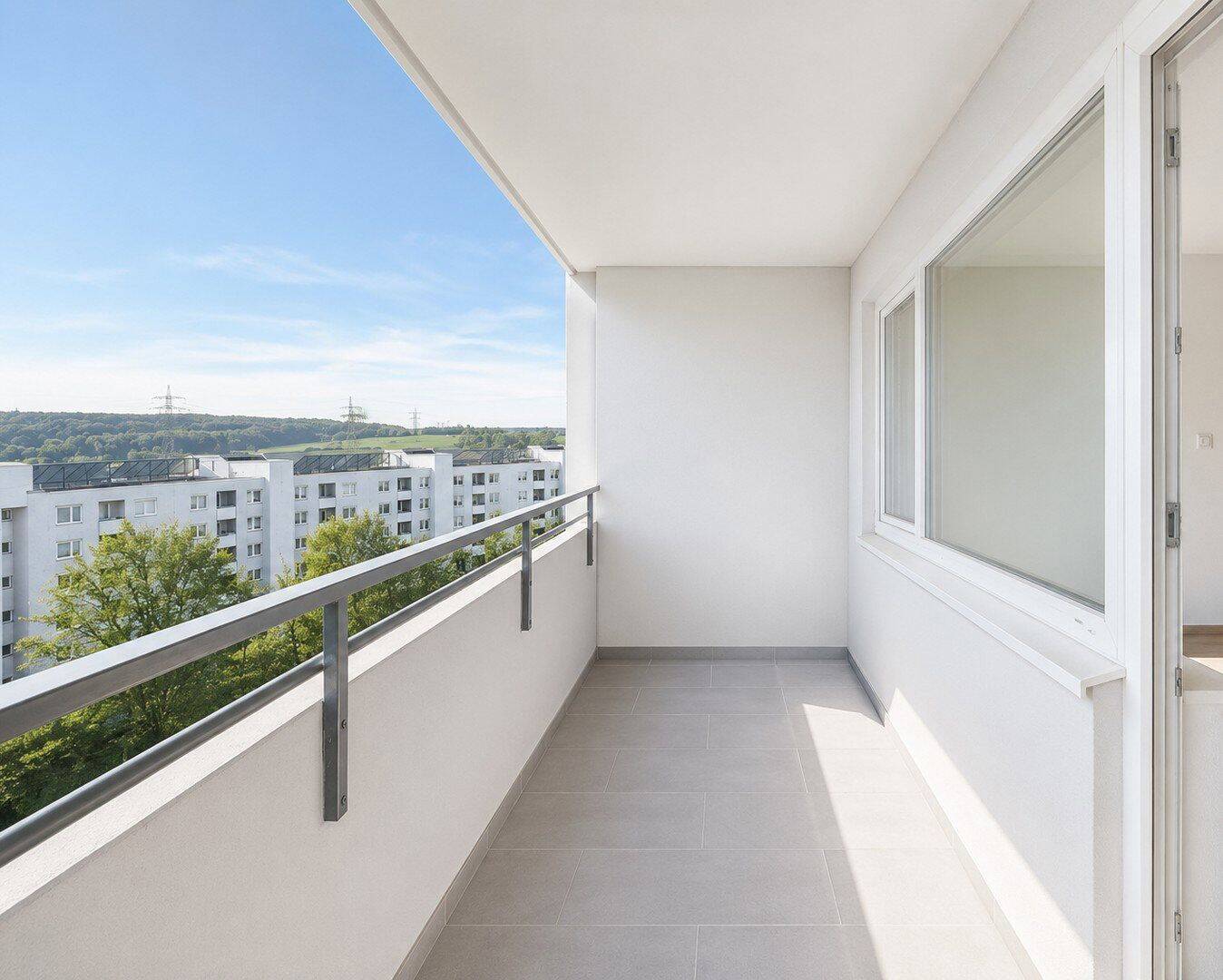 Thumbnail-Renovierte, helle und bezugsfreie 3 Zi. Wohnung mit Weitblick (Erstbezug nach Renovierung)