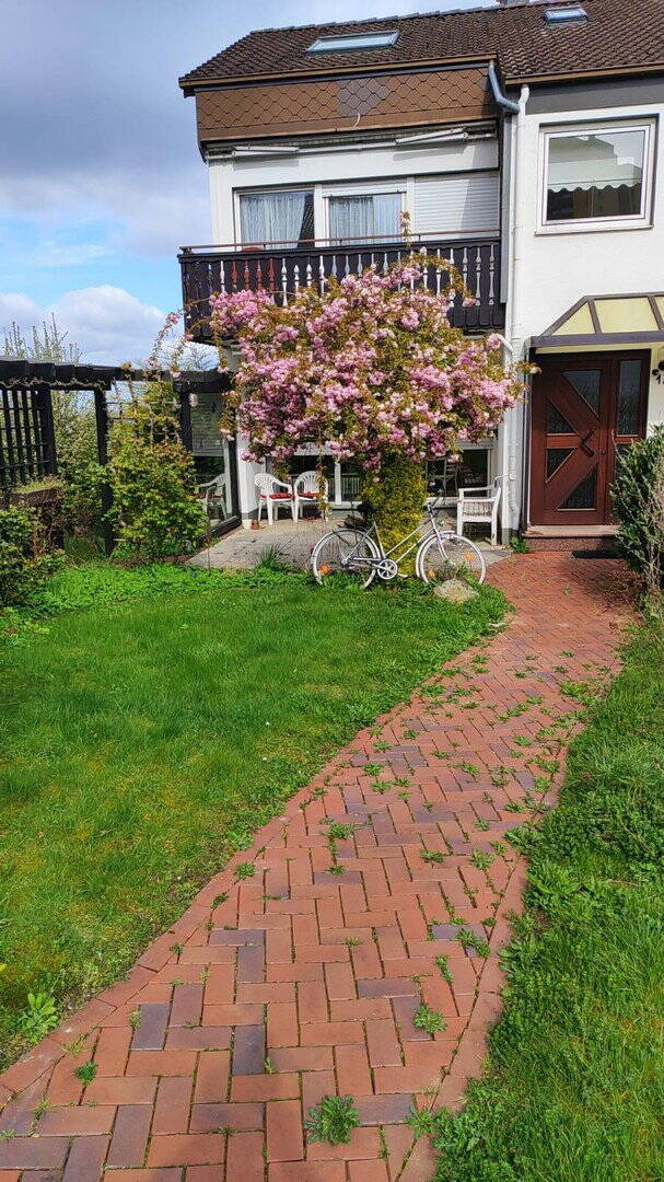 Thumbnail-Reihenendhaus mit großem Grundstück, Keller und zwei Garagen