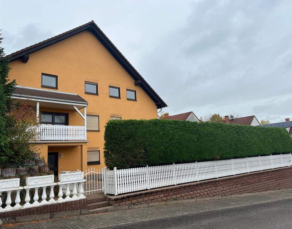 Thumbnail-Wohnen am Sonnenhügel: Helle 3 ZKB Dachgeschosswohnung mit Balkon in einem gepflegten Mehrfamilienhaus – Kopernikusstraße 15, 66333 Völklingen