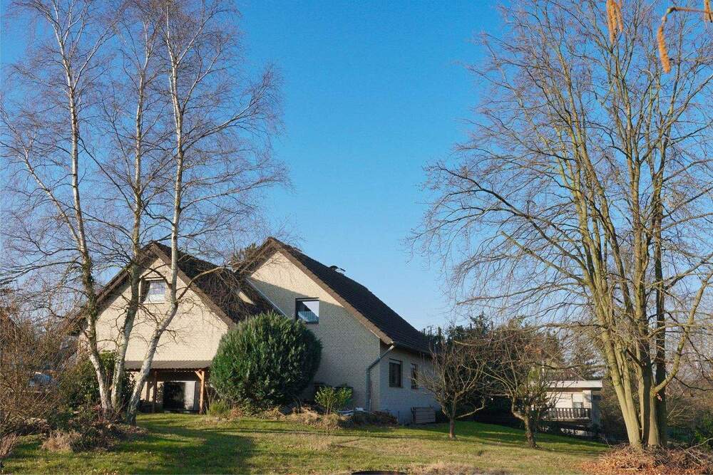 Thumbnail-Freistehendes Zweifamilienhaus mit großem Grundstück