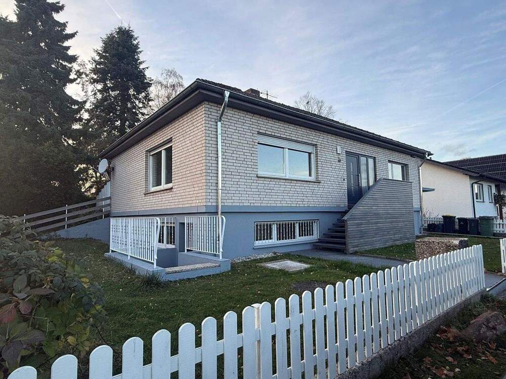 Thumbnail-Freistehendes Einfamilienhaus mit Einliegerwohnung und großen Garten