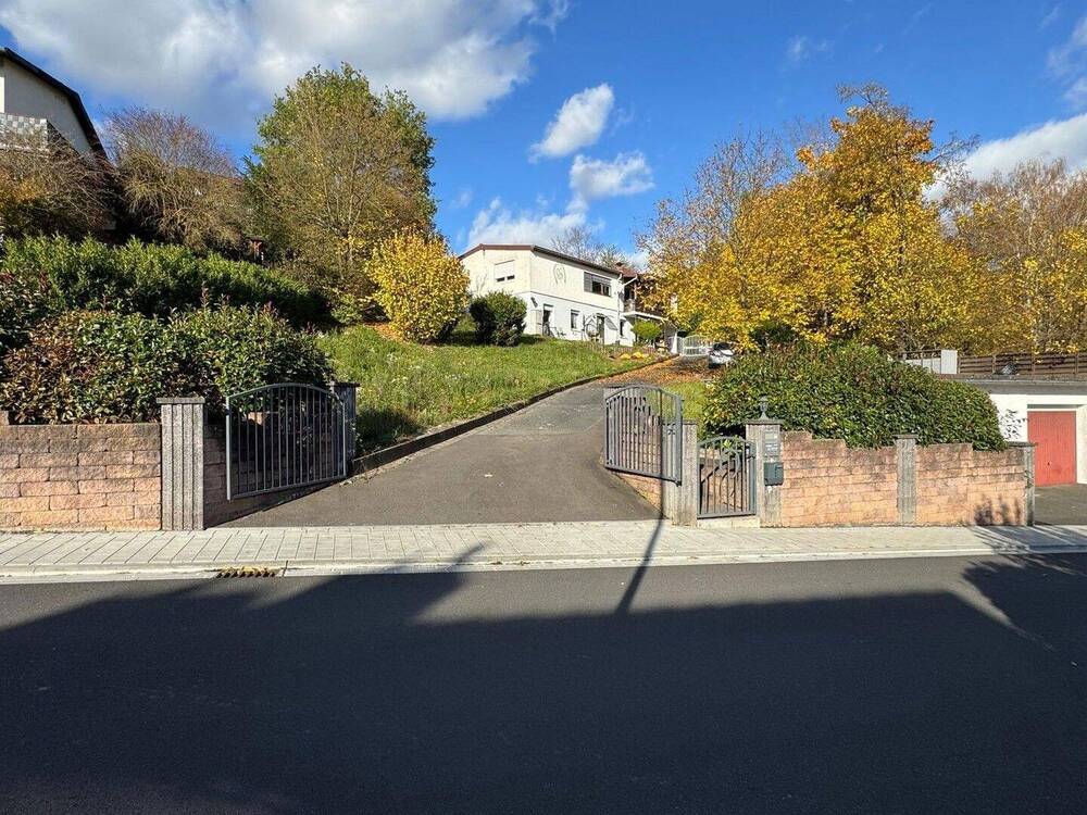 Thumbnail-Kernsaniertes Zweifamilienhaus (DHH) mit großem Grundstück, Garage und Garten in Obernburg am Main