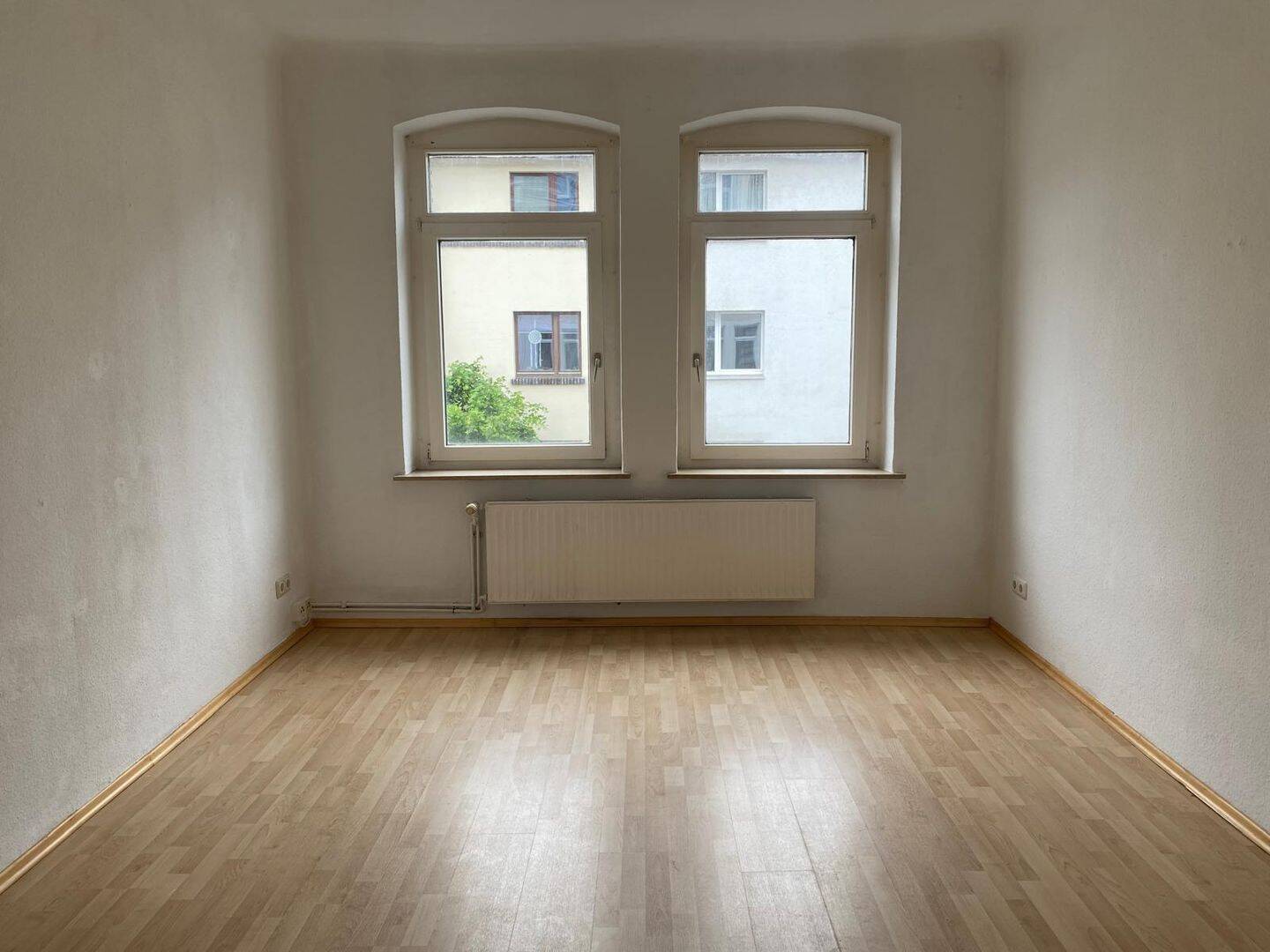 Thumbnail-INDIVIDUELL UND CHARMANT: Altbauwohnung im 1.OG - frei ab sofort