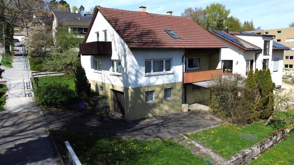 Thumbnail-Freistehendes Einfamilienhaus mit drei Garagen in bester Lage