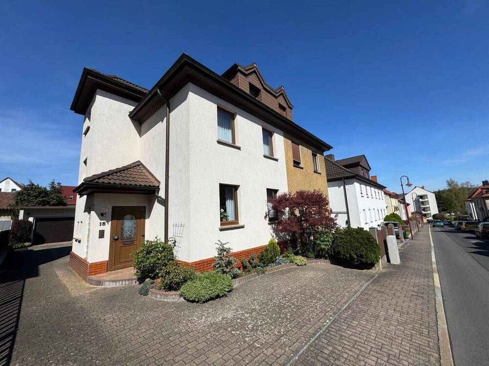 Thumbnail-Gepflegte DHH mit Keller, Garage u. kleinem Grst. in guter Lage von Vacha zu verkaufen