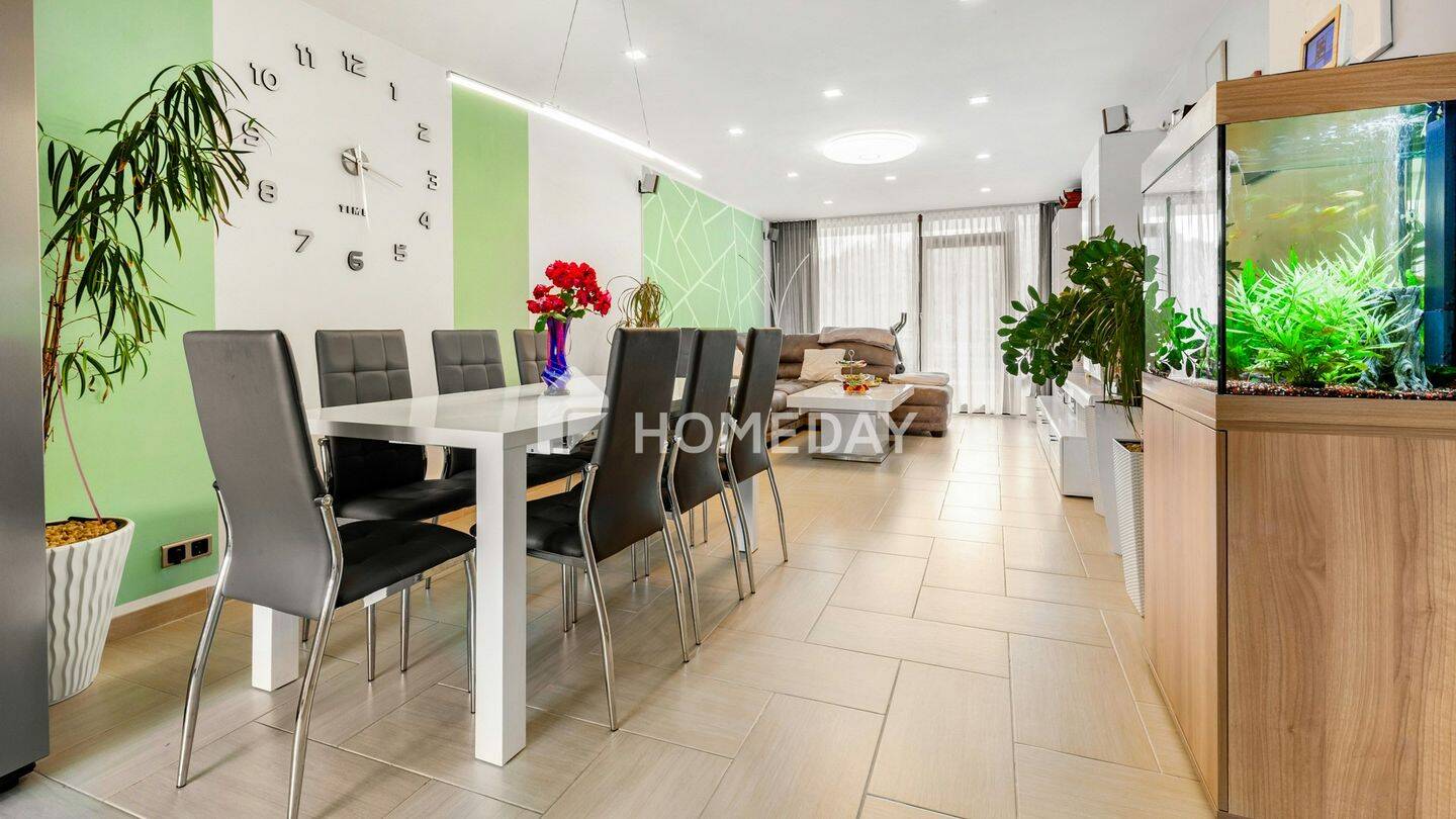 Thumbnail-Modern renovierte 3-Zimmer-Wohnung mit zwei Loggien, Aufzug, Schwimmbad und Sauna