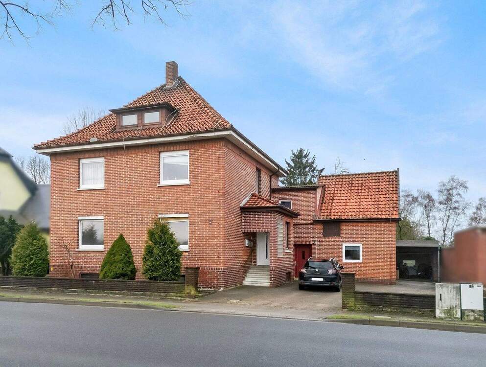 Thumbnail-Solides Mehrfamilienhaus auf weitläufigem Grundstück mit Gestaltungsspielraum