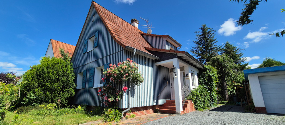 Thumbnail-Ein schönes Haus mit großem Grundstück