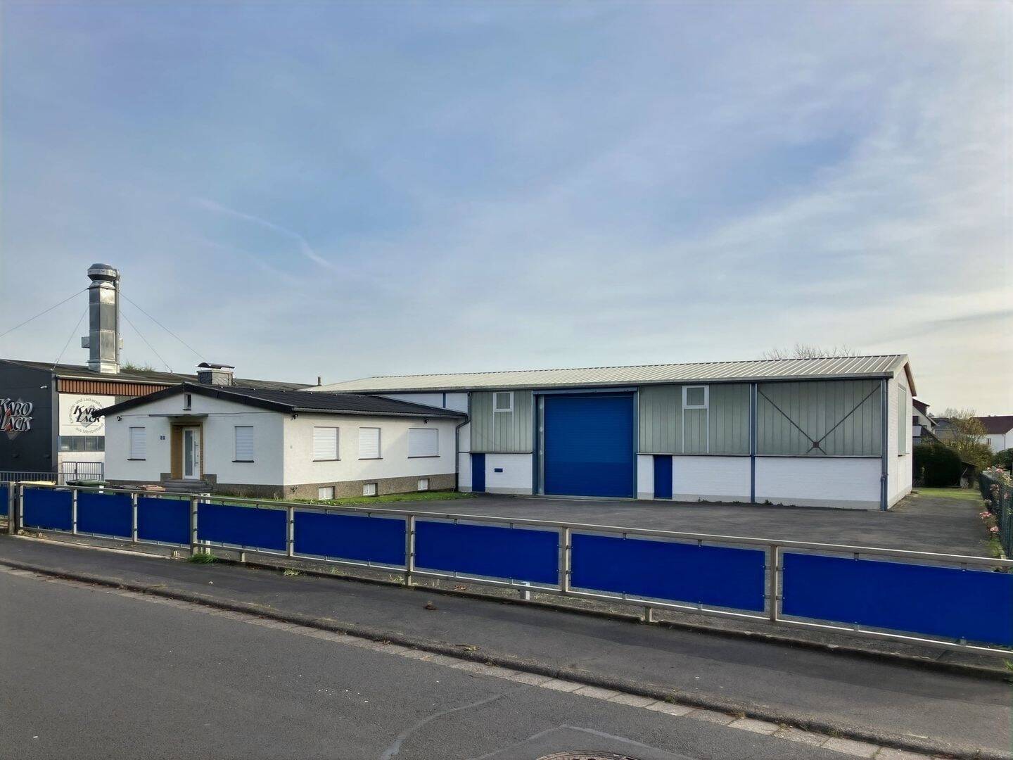 Thumbnail-Gewerbehalle mit Büroanbau und Freifläche an der Stadtgrenze Kassel zu Niedervellmar