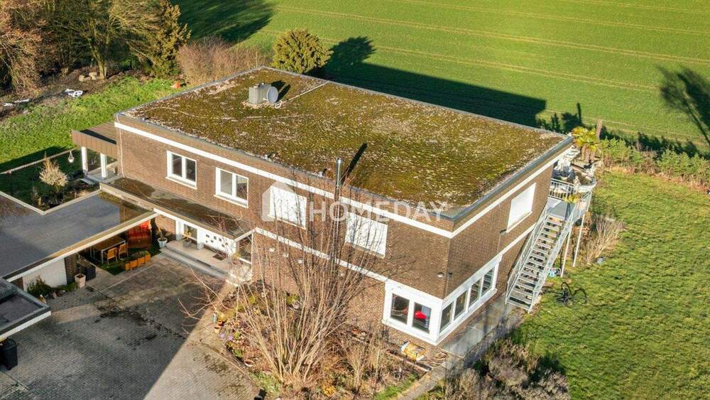 Thumbnail-Großzügiges Einfamilienhaus mit Indoor-Pool, Einliegerwohnung und parkähnlichem Grundstück